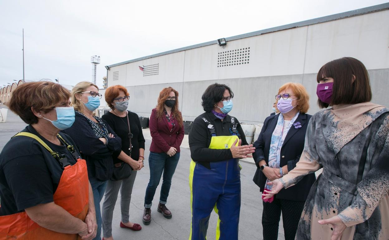 Gloria Calero y la alcaldesa de Gandia, Diana Morant, con integrantes de la asociación.  