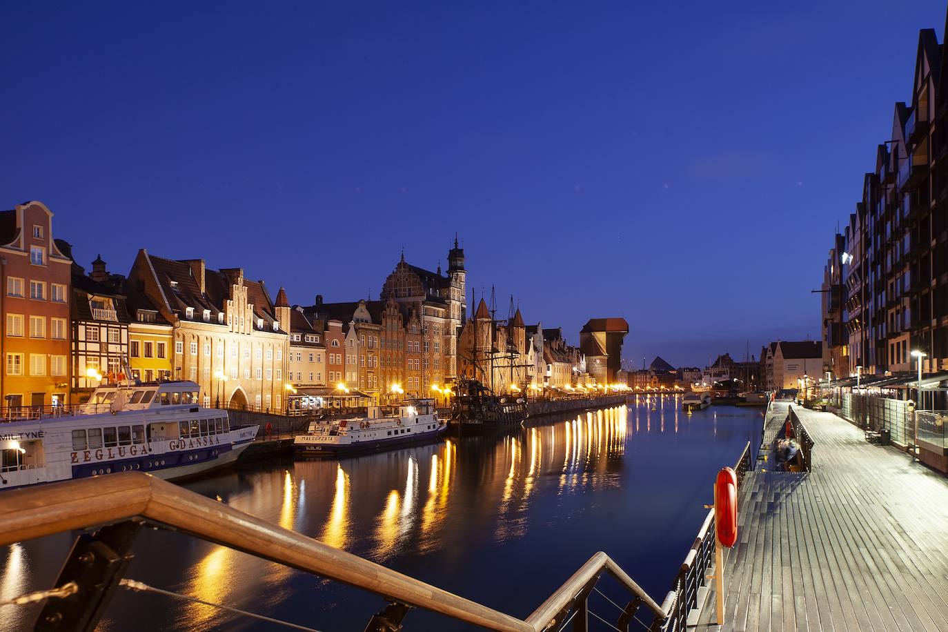 11.- Gdansk (Polonia) | El de Gdansk es el puerto más antiguo de Polonia -tiene alrededor de mil años-. El recorrido por los astilleros y por el paseo, lleno increíbles casas que se asoman al agua, destaca por su increíble belleza.