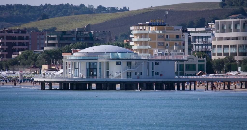 El muelle fue construido en 1923 y se cerró en 2005 para ser restaurado. Abrió de nuevo un año más tarde y la entrada está adornada con un hermoso mosaico con diseños de mar creado por Enzo Cucchi.