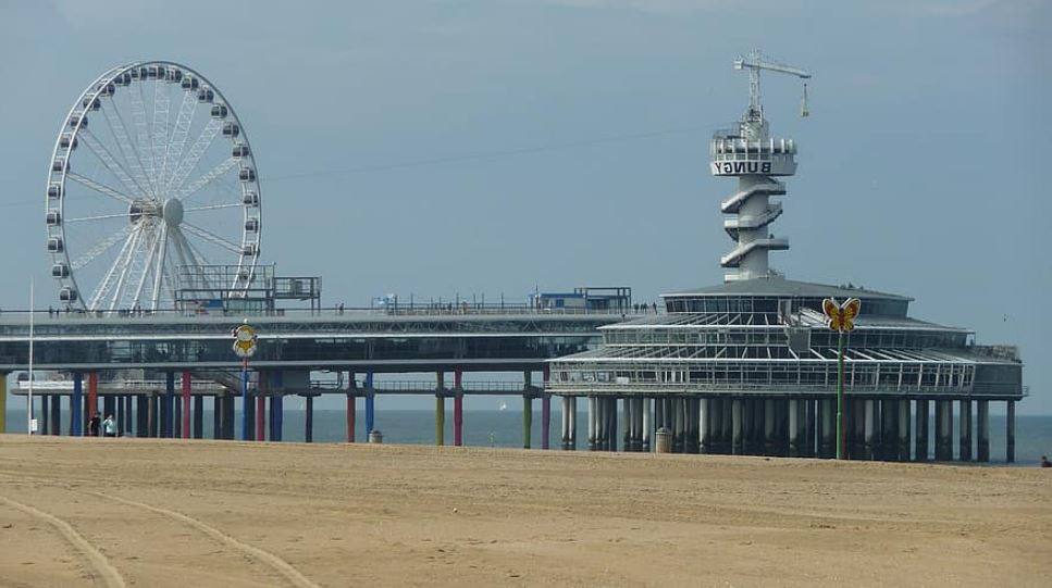 La estructura, el muelle más largo de los Países Bajos, fue construida en 1959 y adquirida por la firma de hoteles Van der Valk Hotels por el precio simbólico de un florín (0,50 dólares) en el 2001.