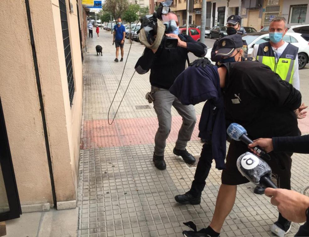 u Declaración. Uno de los tres arrestados por la presunta violación grupal de Gandia entra en los juzgados para prestar declaración. óscar de la dueña