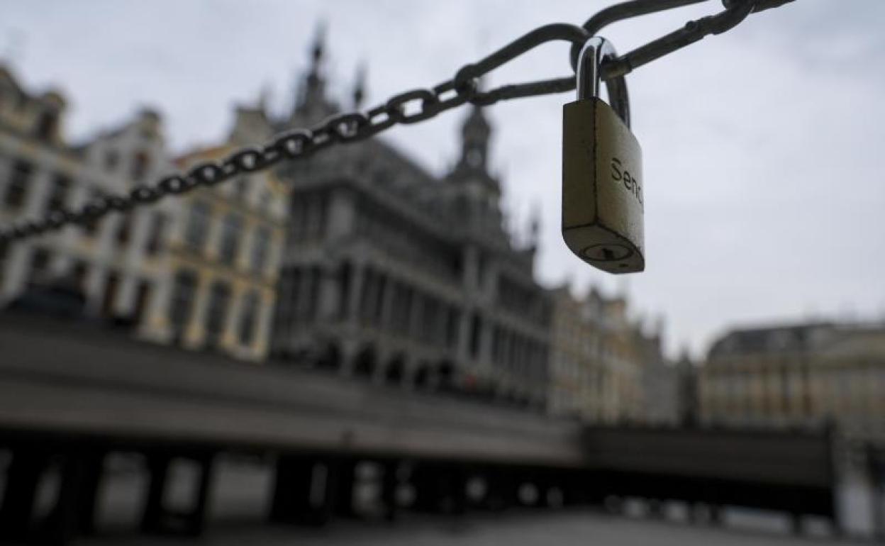 Toque de queda en Bégica. La Grande Place, cerrada. 