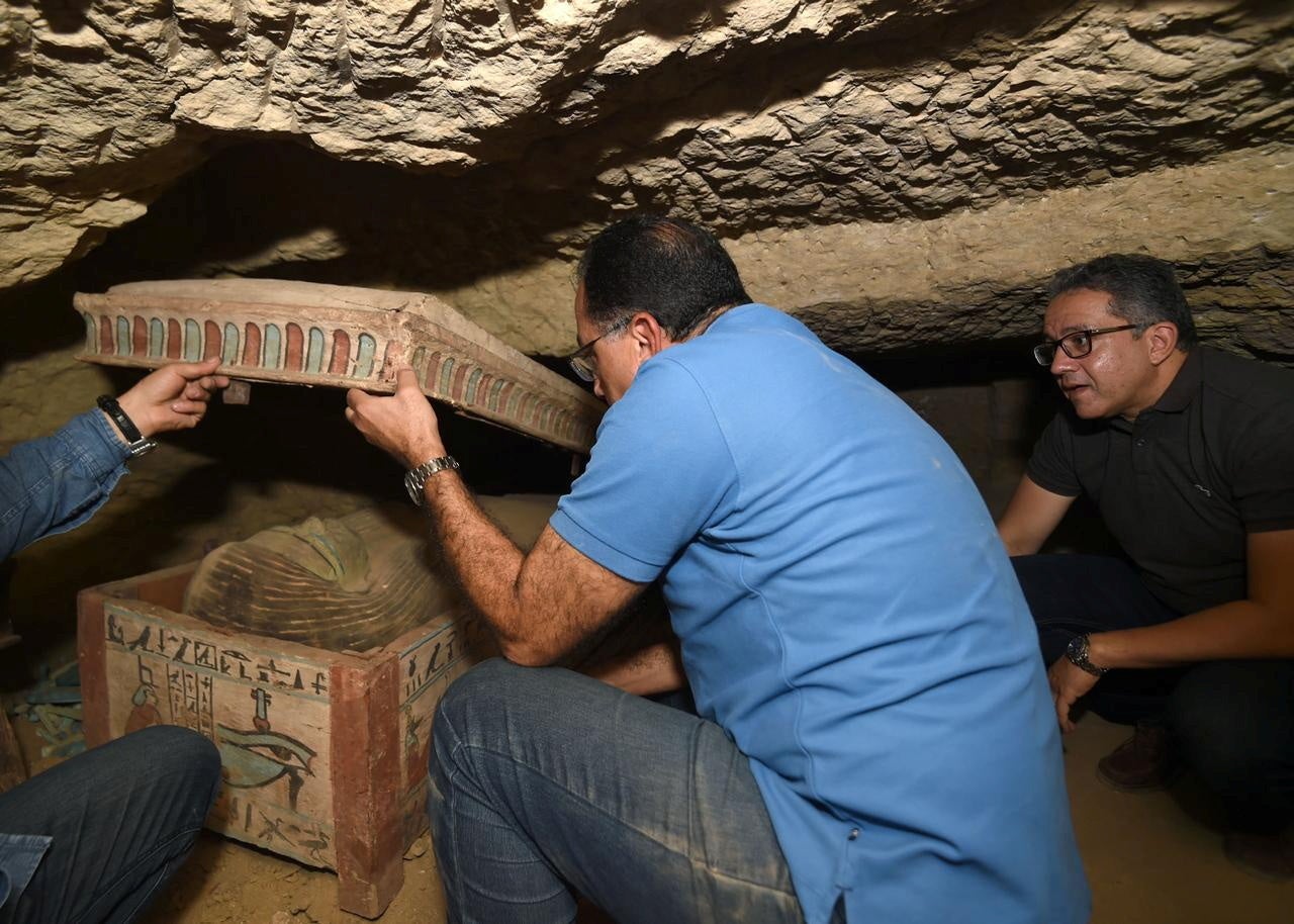 Tres nuevos pozos con un gran número de ataúdes humanos decorados y cerrados hace más de 2.500 años, además de estatuas de madera coloridas, han sido descubiertas en Saqara, al sur de El Cairo. La misión arqueológica egipcia ha anunciado varios descubrimientos arqueológicos importantes en este yacimiento arqueólogico, la última de los cuales fue revelar 59 ataúdes humanos coloridos dentro de los cuales hay momias en buen estado de conservación de funcionarios y sacerdotes de la 26ª dinastía anunciados en una conferencia de prensa mundial a principios de octubre. Los detalles de este descubrimiento serán anunciados durante las próximas semanas en una conferencia de prensa en el sitio arqueológico Saqqara, después de que se complete la documentación arqueológica y la fotografía, informó el Ministerio de Antigüedades de Egipto en un comunicado.