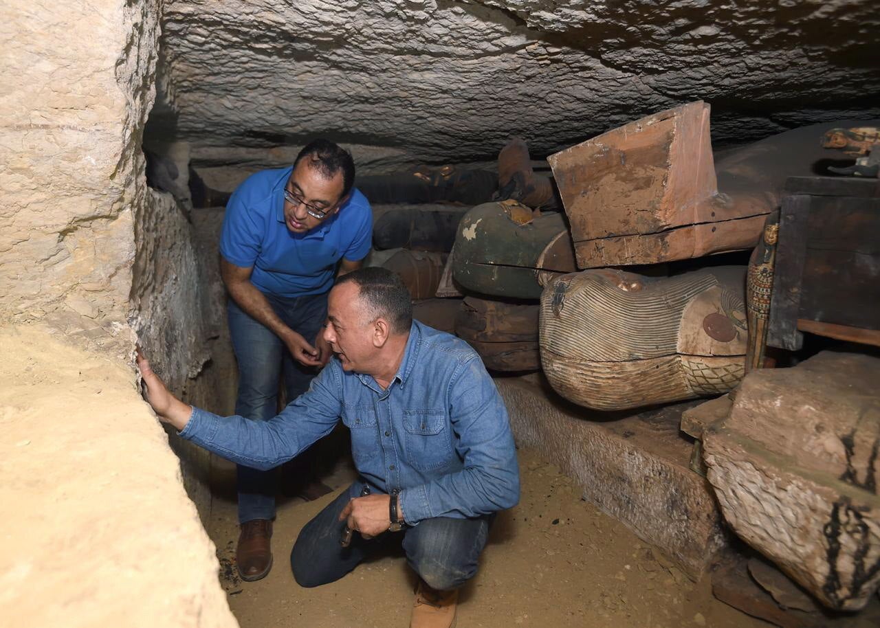 Tres nuevos pozos con un gran número de ataúdes humanos decorados y cerrados hace más de 2.500 años, además de estatuas de madera coloridas, han sido descubiertas en Saqara, al sur de El Cairo. La misión arqueológica egipcia ha anunciado varios descubrimientos arqueológicos importantes en este yacimiento arqueólogico, la última de los cuales fue revelar 59 ataúdes humanos coloridos dentro de los cuales hay momias en buen estado de conservación de funcionarios y sacerdotes de la 26ª dinastía anunciados en una conferencia de prensa mundial a principios de octubre. Los detalles de este descubrimiento serán anunciados durante las próximas semanas en una conferencia de prensa en el sitio arqueológico Saqqara, después de que se complete la documentación arqueológica y la fotografía, informó el Ministerio de Antigüedades de Egipto en un comunicado.