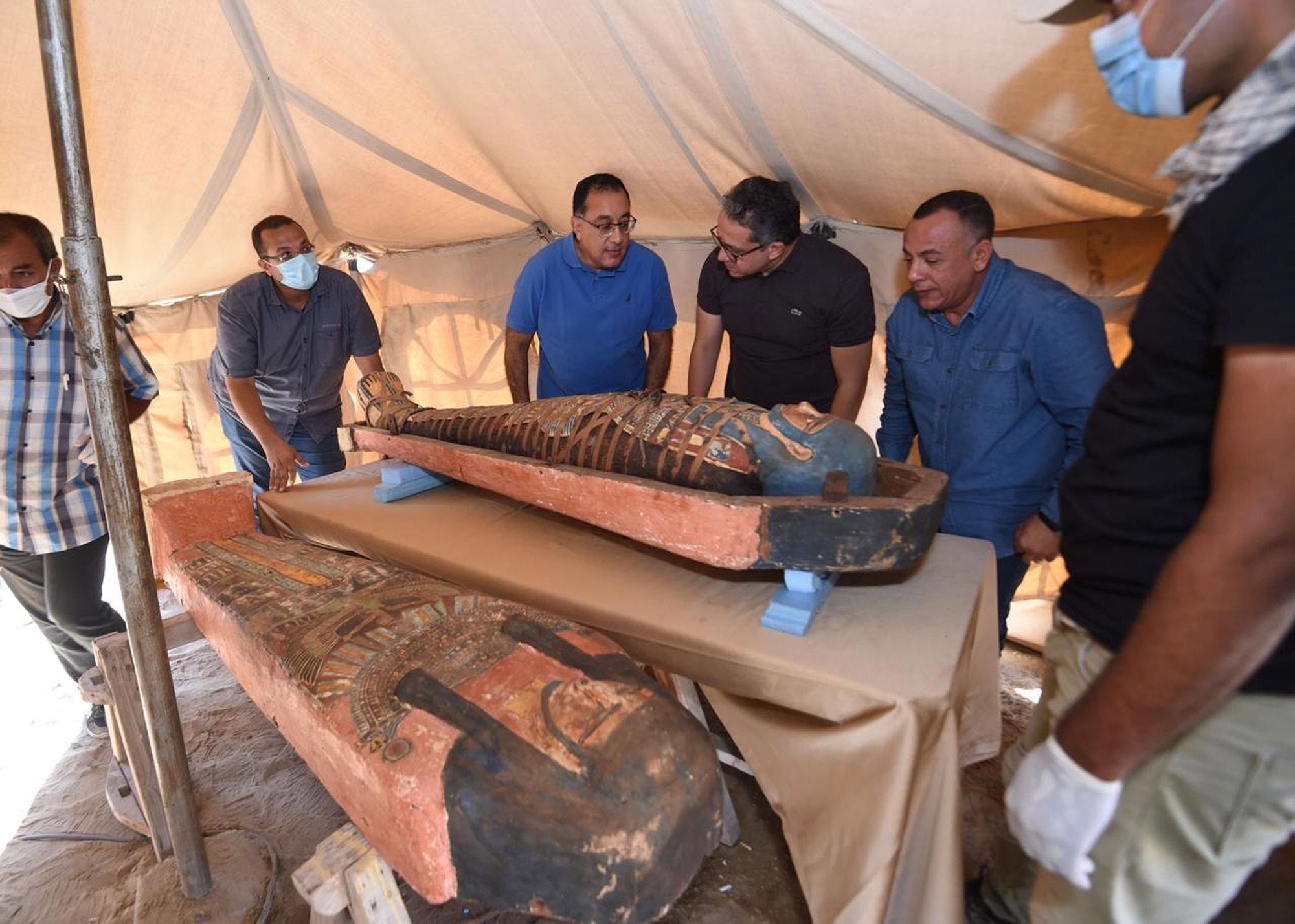 Tres nuevos pozos con un gran número de ataúdes humanos decorados y cerrados hace más de 2.500 años, además de estatuas de madera coloridas, han sido descubiertas en Saqara, al sur de El Cairo. La misión arqueológica egipcia ha anunciado varios descubrimientos arqueológicos importantes en este yacimiento arqueólogico, la última de los cuales fue revelar 59 ataúdes humanos coloridos dentro de los cuales hay momias en buen estado de conservación de funcionarios y sacerdotes de la 26ª dinastía anunciados en una conferencia de prensa mundial a principios de octubre. Los detalles de este descubrimiento serán anunciados durante las próximas semanas en una conferencia de prensa en el sitio arqueológico Saqqara, después de que se complete la documentación arqueológica y la fotografía, informó el Ministerio de Antigüedades de Egipto en un comunicado.