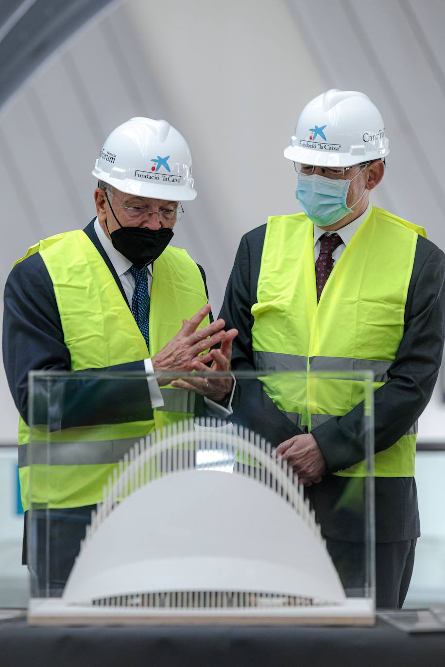 El presidente de la Generalitat Valenciana, Ximo Puig, y el presidente de la Fundación la Caixa, Isidro Fainé, visitan las obras para convertir el Ágora en un centro cultural