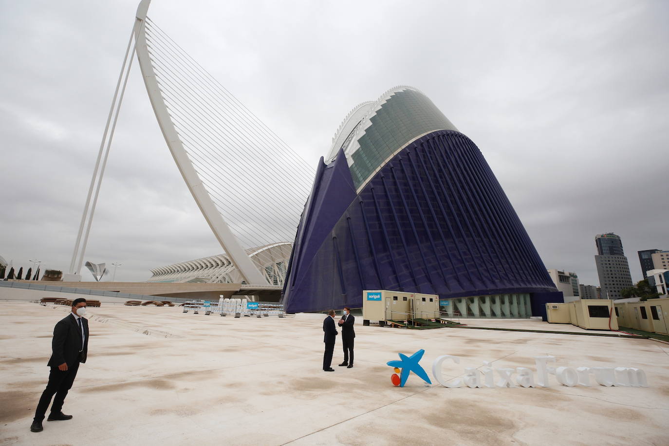 El presidente de la Generalitat Valenciana, Ximo Puig, y el presidente de la Fundación la Caixa, Isidro Fainé, visitan las obras para convertir el Ágora en un centro cultural