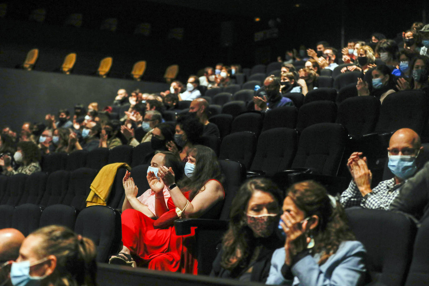 La sobriedad marca el inicio del festival, que se celebra hasta el 1 de noviembre. La ceremonia de inauguración se limita a desgranar el programa con el toque gamberro del estreno del documental del valenciano Javier Polo