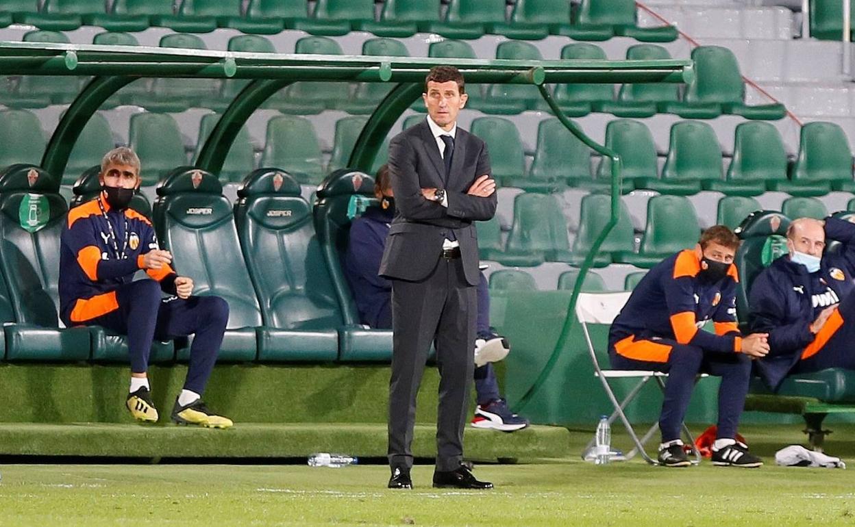 Javi Gracia, observa atento una jugada durante el encuentro en el Martínez Valero. 