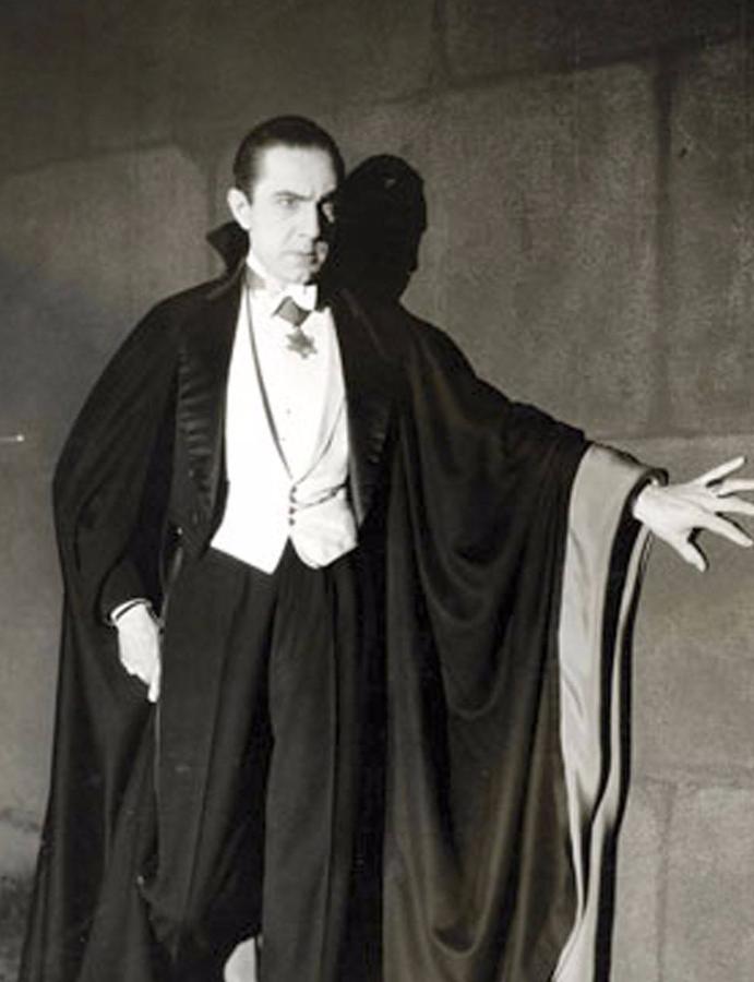 La historia del vampiro más famoso del mundo es una de las leyendas de terror por excelencia, que tiene su origen en la novela de Bram Stocker, 'Drácula' (1897). En la imagen, el actor Bela Lugosi caracterizado como el conde para la película de Universal Studios, en 1931. Lo més perturbador de la historia es que parece estar inspirada en una persona real. 