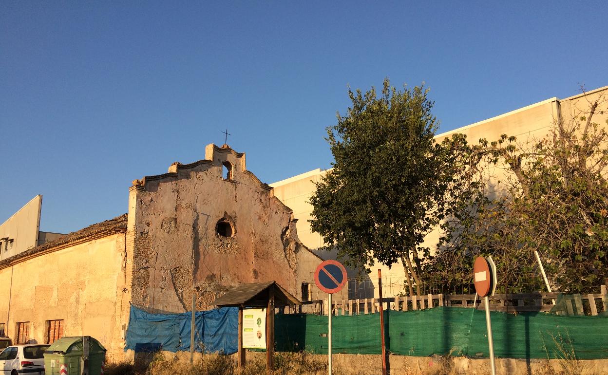 Ermita de Sant Vicent de Gandia, donde se aprecian las grietas en la fachada del templo. 