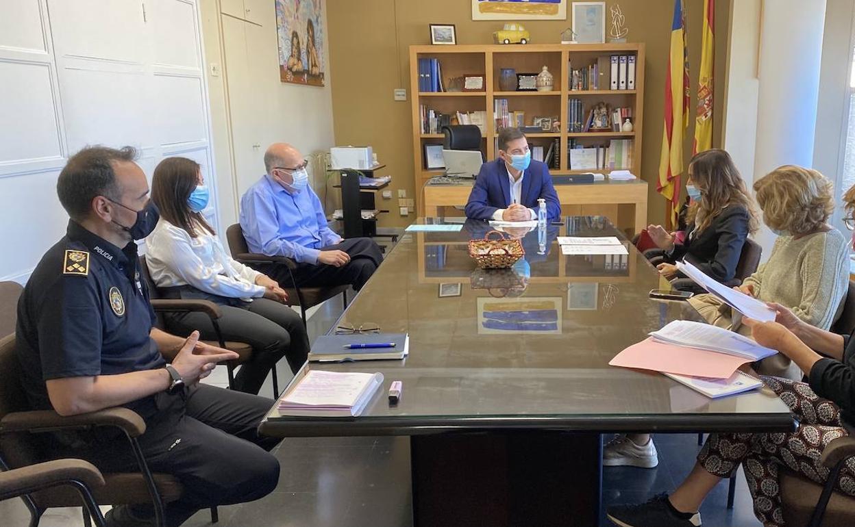 El alcalde, Rafa García, en la reunión con las autoridades sanitarias. 