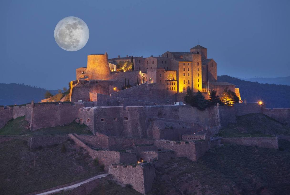 El Parador de Cardona, a escasos 100 kilómetros de Barcelona, puede presumir de una de las estancias con más fama en el mundo esotérico y de lo paranormal. La habitación solo se ocupa a petición propia ya que, tras escuchar los relatos y reclamaciones de muchos clientes, la dirección del hotel decidió cerrarla al público, salvo por solicitud expresa.