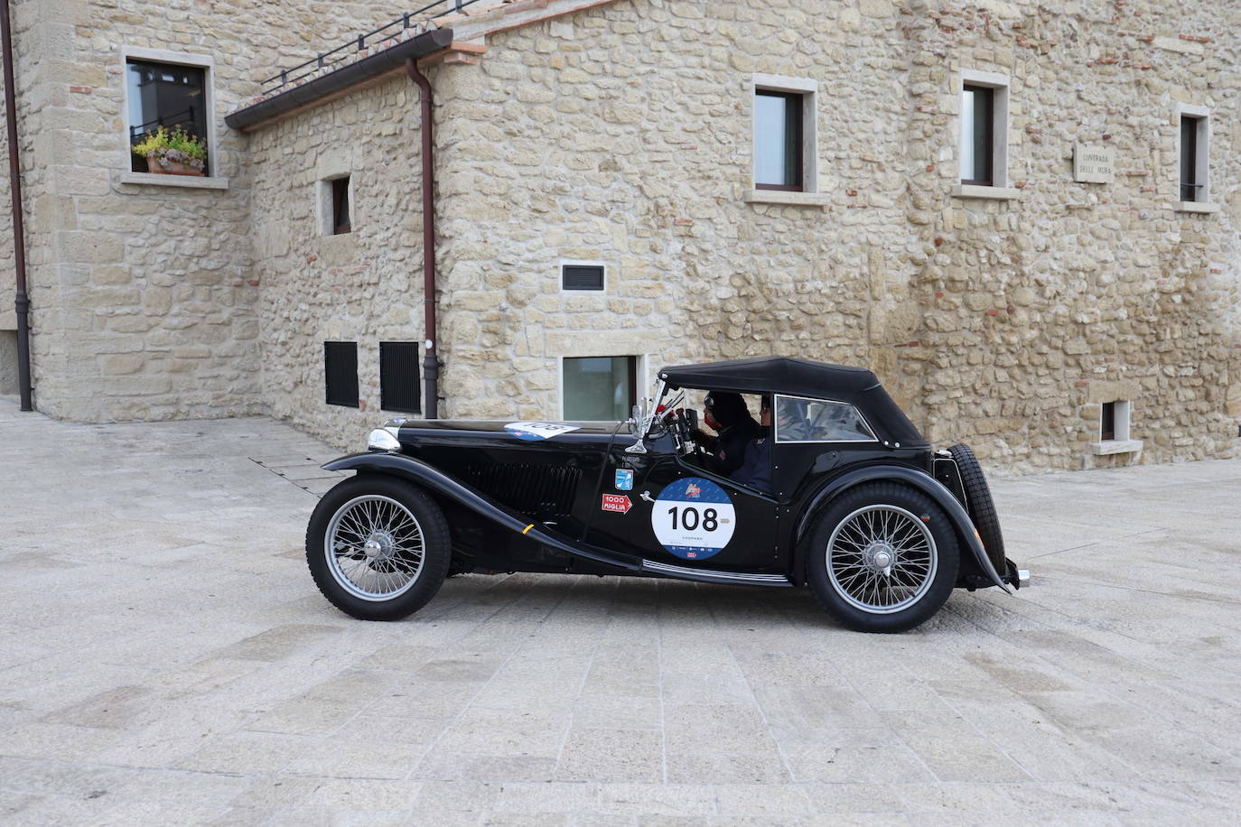 El rally Mille Miglia reúne los automóviles más bellos del mundo. Durante 30 años -desde 1927 hasta 1957-, la Mille Miglia fue la prueba automovilística por excelencia y una de las competiciones más amadas por los italianos. En 1957, un trágico accidente que costó la vida al piloto español Alfonso de Portago y a diez espectadores puso el definitivo punto final a su celebración. Los coches de época recorren estos días en varias etapas mil millas, en una versión histórica de la carrera, desde Brescia a Roma ida y vuelta. 