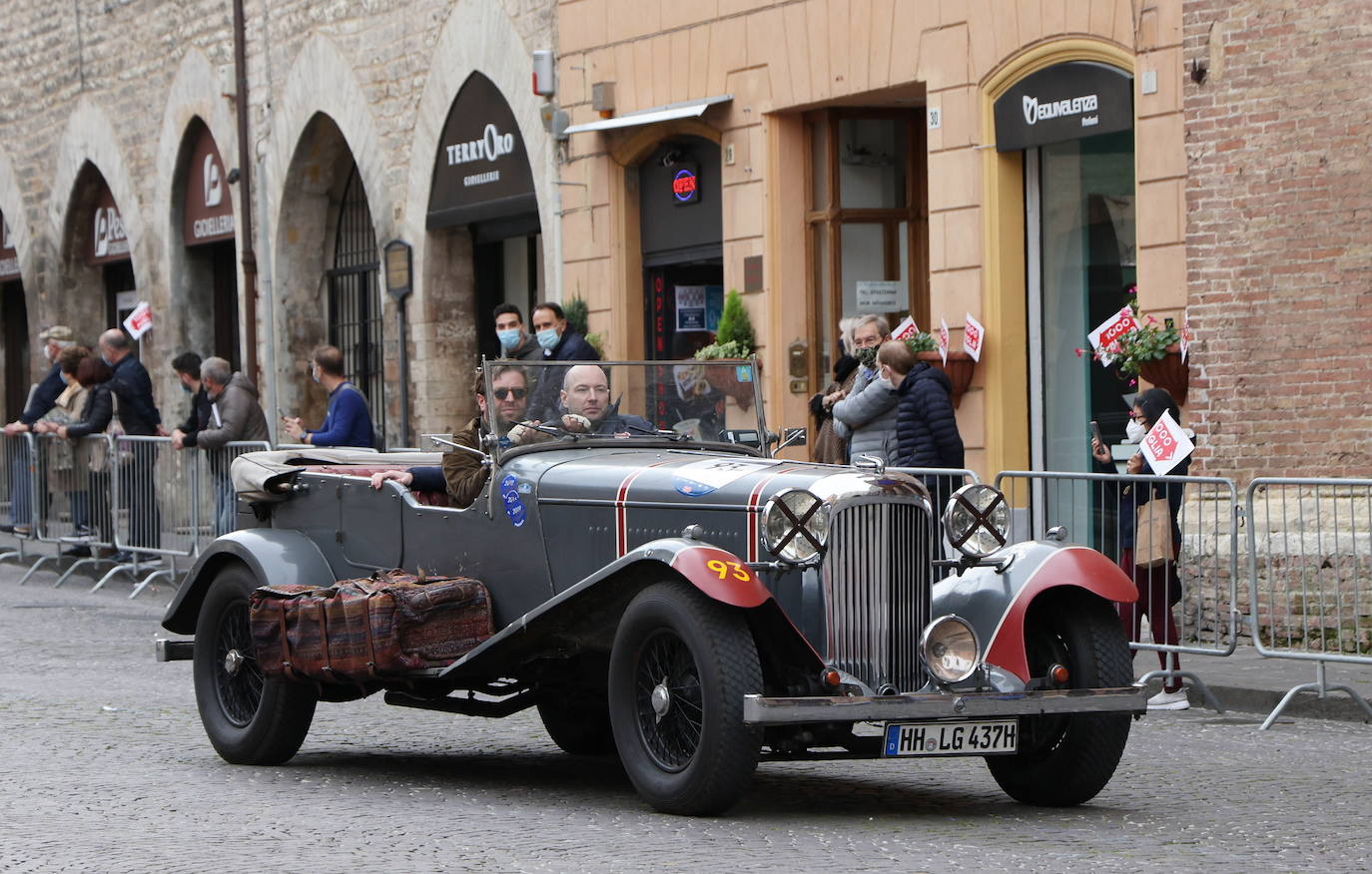 El rally Mille Miglia reúne los automóviles más bellos del mundo. Durante 30 años -desde 1927 hasta 1957-, la Mille Miglia fue la prueba automovilística por excelencia y una de las competiciones más amadas por los italianos. En 1957, un trágico accidente que costó la vida al piloto español Alfonso de Portago y a diez espectadores puso el definitivo punto final a su celebración. Los coches de época recorren estos días en varias etapas mil millas, en una versión histórica de la carrera, desde Brescia a Roma ida y vuelta. 