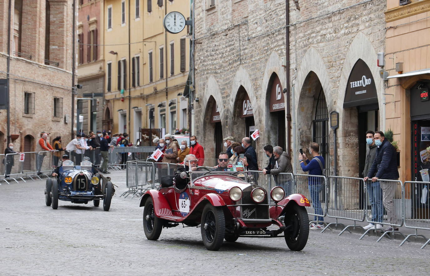 El rally Mille Miglia reúne los automóviles más bellos del mundo. Durante 30 años -desde 1927 hasta 1957-, la Mille Miglia fue la prueba automovilística por excelencia y una de las competiciones más amadas por los italianos. En 1957, un trágico accidente que costó la vida al piloto español Alfonso de Portago y a diez espectadores puso el definitivo punto final a su celebración. Los coches de época recorren estos días en varias etapas mil millas, en una versión histórica de la carrera, desde Brescia a Roma ida y vuelta. 