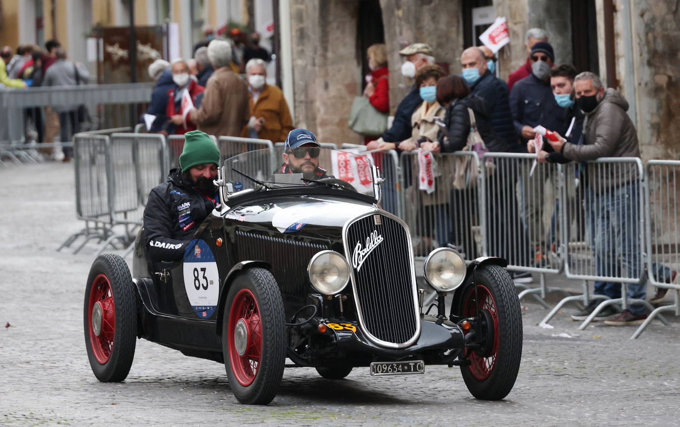 El rally Mille Miglia reúne los automóviles más bellos del mundo. Durante 30 años -desde 1927 hasta 1957-, la Mille Miglia fue la prueba automovilística por excelencia y una de las competiciones más amadas por los italianos. En 1957, un trágico accidente que costó la vida al piloto español Alfonso de Portago y a diez espectadores puso el definitivo punto final a su celebración. Los coches de época recorren estos días en varias etapas mil millas, en una versión histórica de la carrera, desde Brescia a Roma ida y vuelta. 