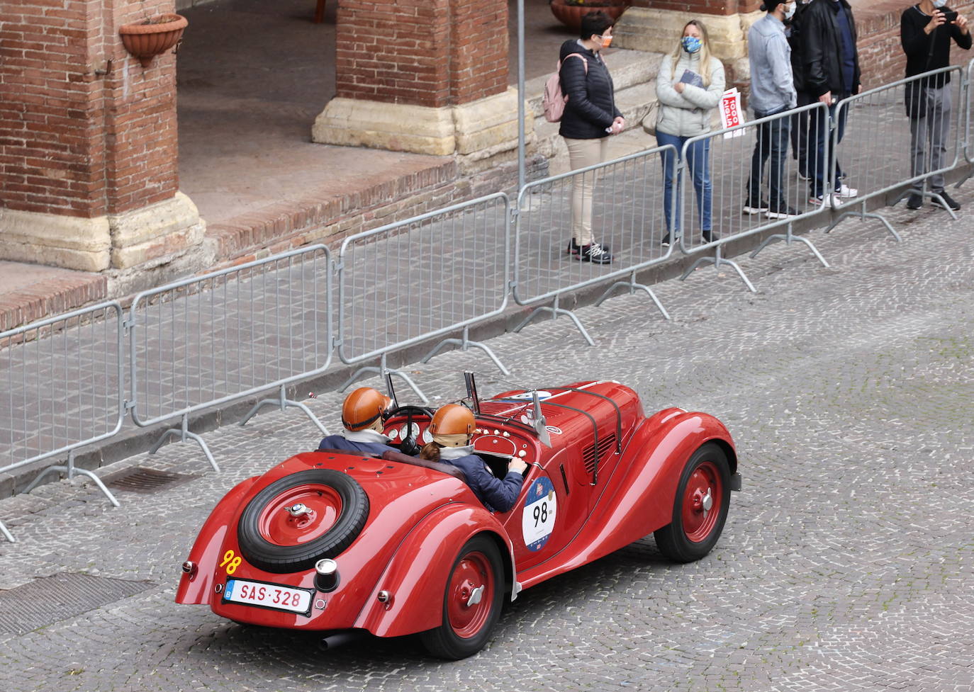 El rally Mille Miglia reúne los automóviles más bellos del mundo. Durante 30 años -desde 1927 hasta 1957-, la Mille Miglia fue la prueba automovilística por excelencia y una de las competiciones más amadas por los italianos. En 1957, un trágico accidente que costó la vida al piloto español Alfonso de Portago y a diez espectadores puso el definitivo punto final a su celebración. Los coches de época recorren estos días en varias etapas mil millas, en una versión histórica de la carrera, desde Brescia a Roma ida y vuelta. 