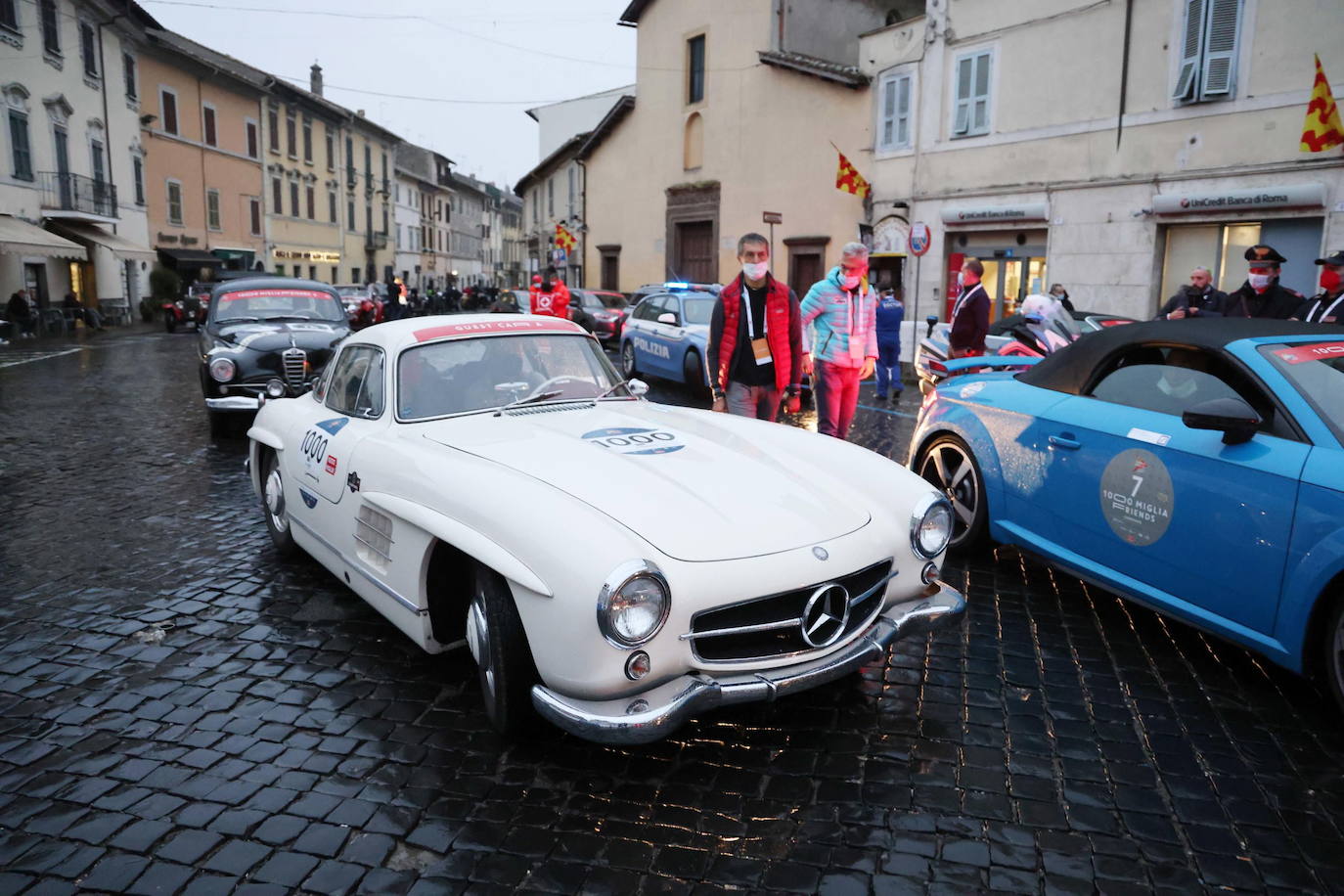 El rally Mille Miglia reúne los automóviles más bellos del mundo. Durante 30 años -desde 1927 hasta 1957-, la Mille Miglia fue la prueba automovilística por excelencia y una de las competiciones más amadas por los italianos. En 1957, un trágico accidente que costó la vida al piloto español Alfonso de Portago y a diez espectadores puso el definitivo punto final a su celebración. Los coches de época recorren estos días en varias etapas mil millas, en una versión histórica de la carrera, desde Brescia a Roma ida y vuelta. 