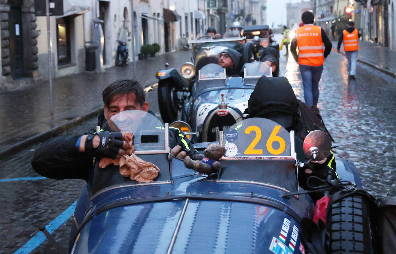 El rally Mille Miglia reúne los automóviles más bellos del mundo. Durante 30 años -desde 1927 hasta 1957-, la Mille Miglia fue la prueba automovilística por excelencia y una de las competiciones más amadas por los italianos. En 1957, un trágico accidente que costó la vida al piloto español Alfonso de Portago y a diez espectadores puso el definitivo punto final a su celebración. Los coches de época recorren estos días en varias etapas mil millas, en una versión histórica de la carrera, desde Brescia a Roma ida y vuelta. 