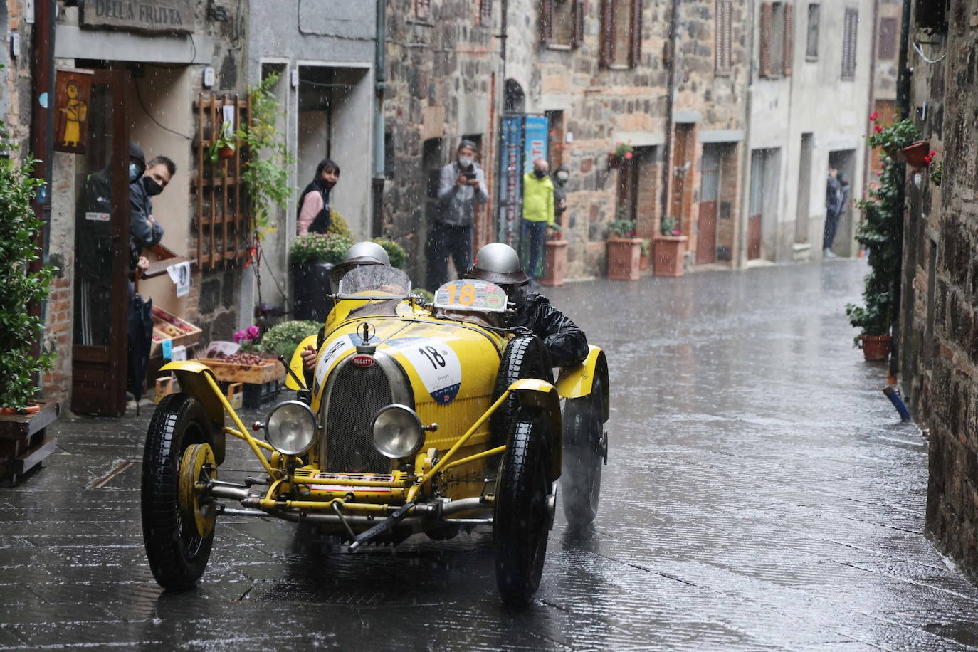 El rally Mille Miglia reúne los automóviles más bellos del mundo. Durante 30 años -desde 1927 hasta 1957-, la Mille Miglia fue la prueba automovilística por excelencia y una de las competiciones más amadas por los italianos. En 1957, un trágico accidente que costó la vida al piloto español Alfonso de Portago y a diez espectadores puso el definitivo punto final a su celebración. Los coches de época recorren estos días en varias etapas mil millas, en una versión histórica de la carrera, desde Brescia a Roma ida y vuelta. 