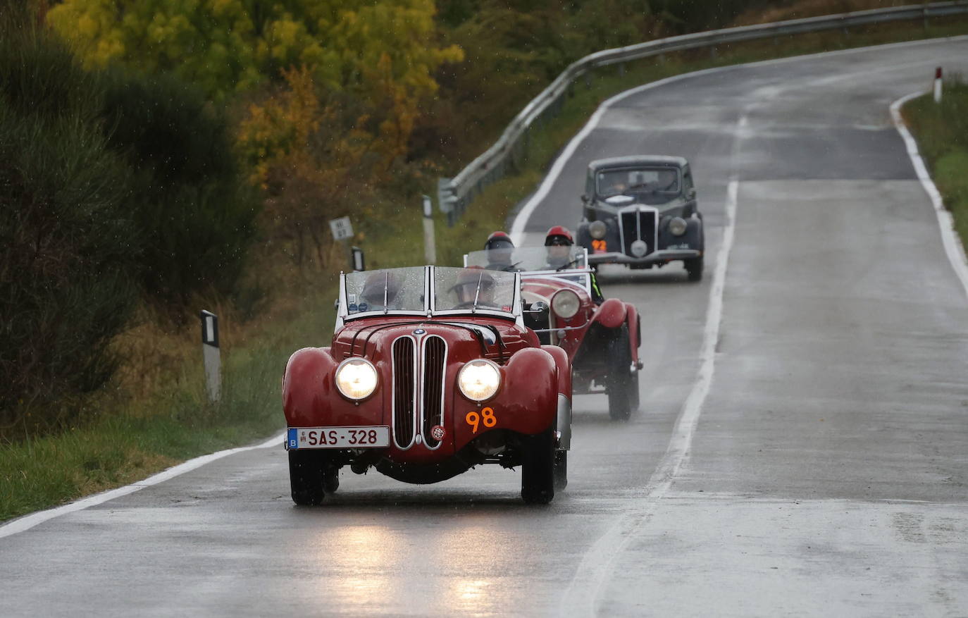 El rally Mille Miglia reúne los automóviles más bellos del mundo. Durante 30 años -desde 1927 hasta 1957-, la Mille Miglia fue la prueba automovilística por excelencia y una de las competiciones más amadas por los italianos. En 1957, un trágico accidente que costó la vida al piloto español Alfonso de Portago y a diez espectadores puso el definitivo punto final a su celebración. Los coches de época recorren estos días en varias etapas mil millas, en una versión histórica de la carrera, desde Brescia a Roma ida y vuelta. 