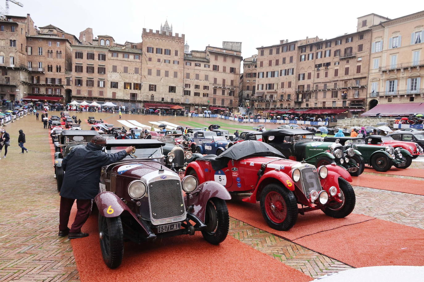 El rally Mille Miglia reúne los automóviles más bellos del mundo. Durante 30 años -desde 1927 hasta 1957-, la Mille Miglia fue la prueba automovilística por excelencia y una de las competiciones más amadas por los italianos. En 1957, un trágico accidente que costó la vida al piloto español Alfonso de Portago y a diez espectadores puso el definitivo punto final a su celebración. Los coches de época recorren estos días en varias etapas mil millas, en una versión histórica de la carrera, desde Brescia a Roma ida y vuelta. 