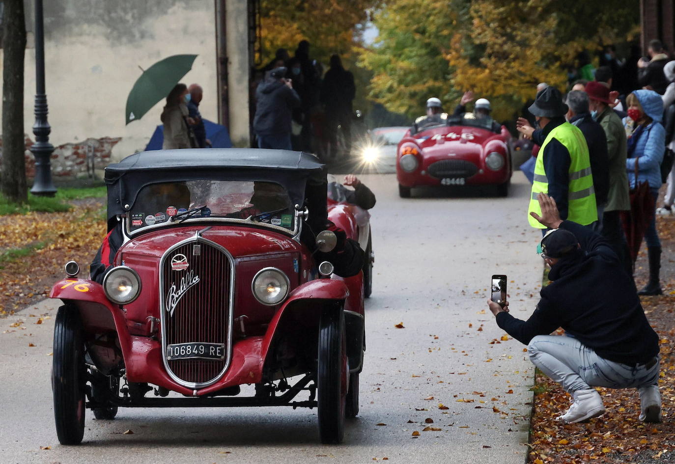 El rally Mille Miglia reúne los automóviles más bellos del mundo. Durante 30 años -desde 1927 hasta 1957-, la Mille Miglia fue la prueba automovilística por excelencia y una de las competiciones más amadas por los italianos. En 1957, un trágico accidente que costó la vida al piloto español Alfonso de Portago y a diez espectadores puso el definitivo punto final a su celebración. Los coches de época recorren estos días en varias etapas mil millas, en una versión histórica de la carrera, desde Brescia a Roma ida y vuelta. 