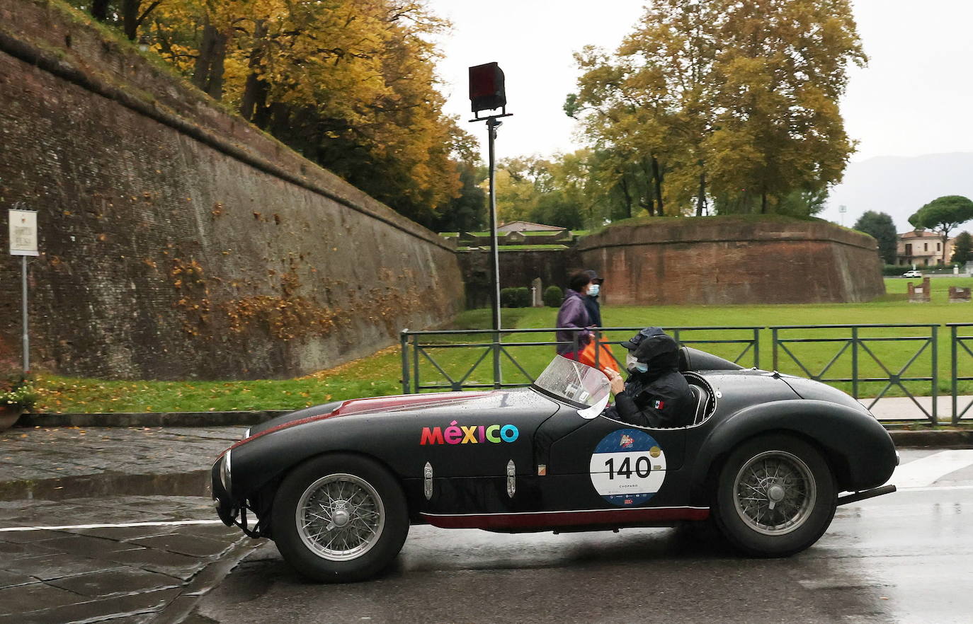 El rally Mille Miglia reúne los automóviles más bellos del mundo. Durante 30 años -desde 1927 hasta 1957-, la Mille Miglia fue la prueba automovilística por excelencia y una de las competiciones más amadas por los italianos. En 1957, un trágico accidente que costó la vida al piloto español Alfonso de Portago y a diez espectadores puso el definitivo punto final a su celebración. Los coches de época recorren estos días en varias etapas mil millas, en una versión histórica de la carrera, desde Brescia a Roma ida y vuelta. 