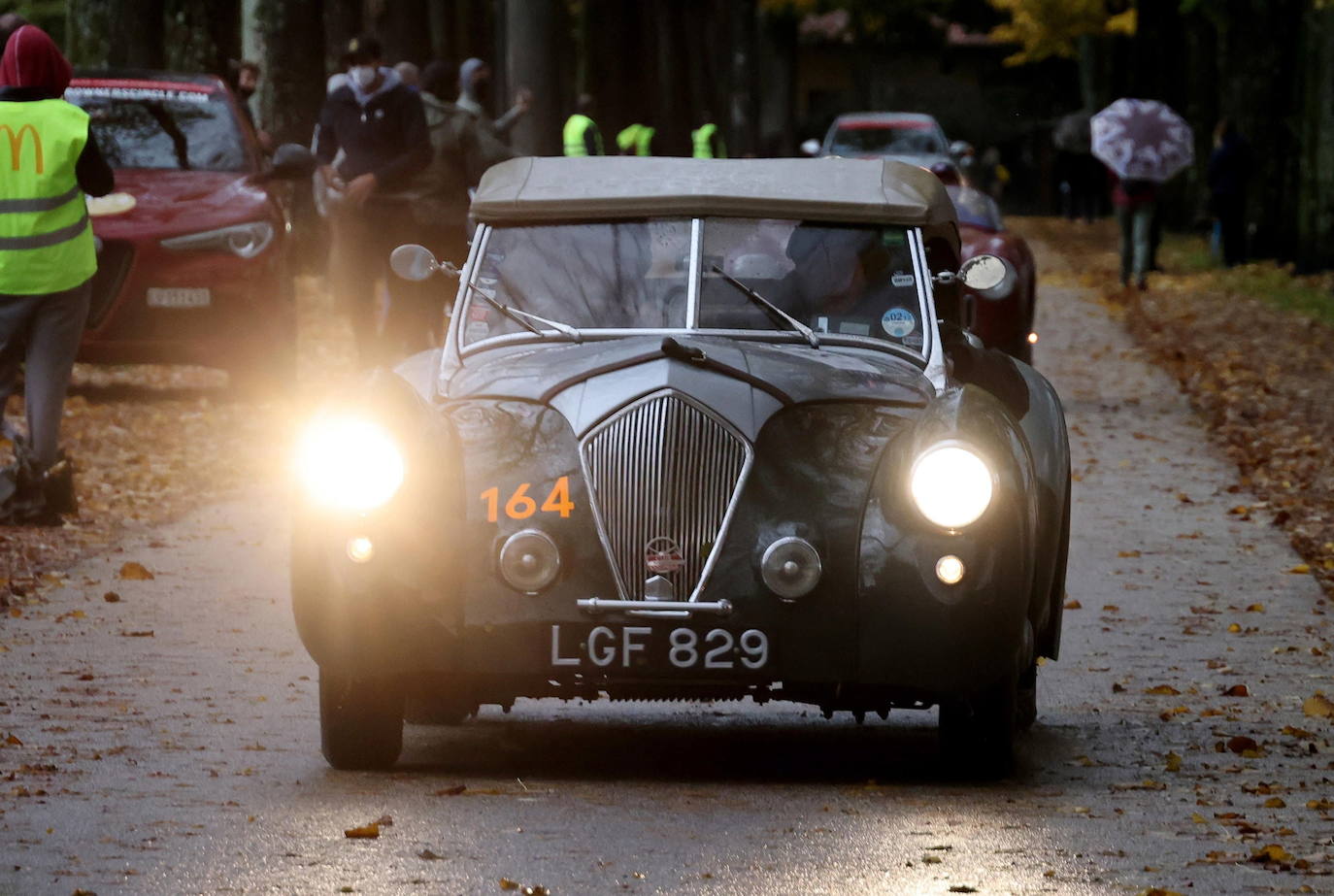 El rally Mille Miglia reúne los automóviles más bellos del mundo. Durante 30 años -desde 1927 hasta 1957-, la Mille Miglia fue la prueba automovilística por excelencia y una de las competiciones más amadas por los italianos. En 1957, un trágico accidente que costó la vida al piloto español Alfonso de Portago y a diez espectadores puso el definitivo punto final a su celebración. Los coches de época recorren estos días en varias etapas mil millas, en una versión histórica de la carrera, desde Brescia a Roma ida y vuelta. 