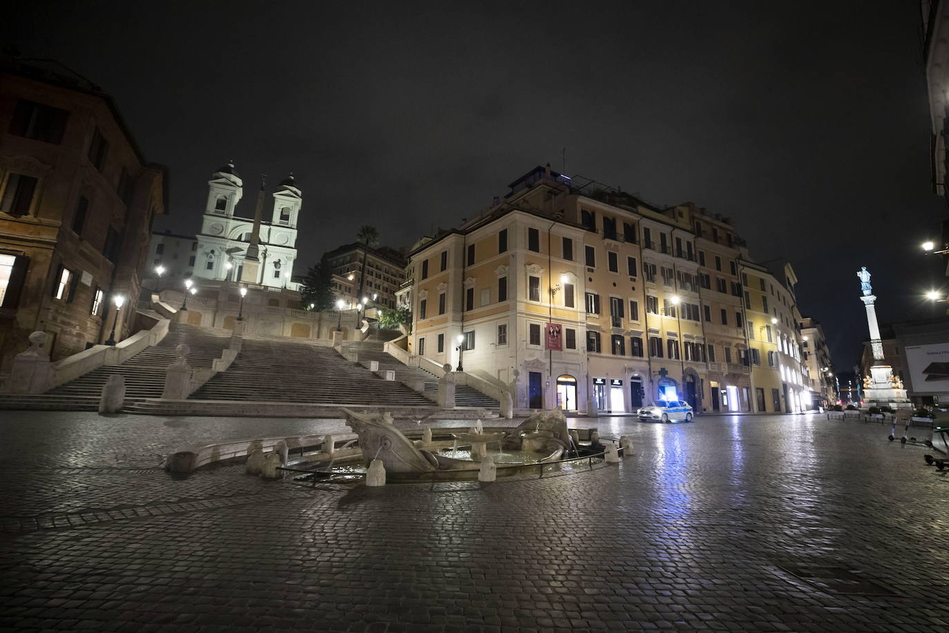 Las sombras acechan Roma. Las regiones italianas endurecen las medidas ante el alarmante aumento de los contagios de coronavirus, con toques de queda nocturnos y, en el caso de Campania, un confinamiento general que se ordenará en breve, mientras el Gobierno se resiste al cierre total. En Roma, como en toda la región de Lacio, el toque de queda deja una ciudad desierta y fantasmal desde las once de la noche. 