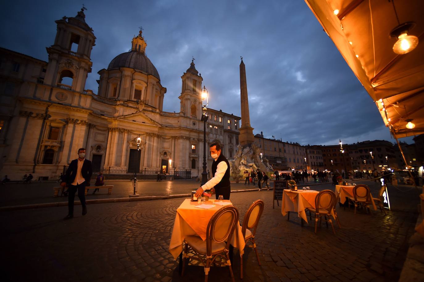 Las sombras acechan Roma. Las regiones italianas endurecen las medidas ante el alarmante aumento de los contagios de coronavirus, con toques de queda nocturnos y, en el caso de Campania, un confinamiento general que se ordenará en breve, mientras el Gobierno se resiste al cierre total. En Roma, como en toda la región de Lacio, el toque de queda deja una ciudad desierta y fantasmal desde las once de la noche. 