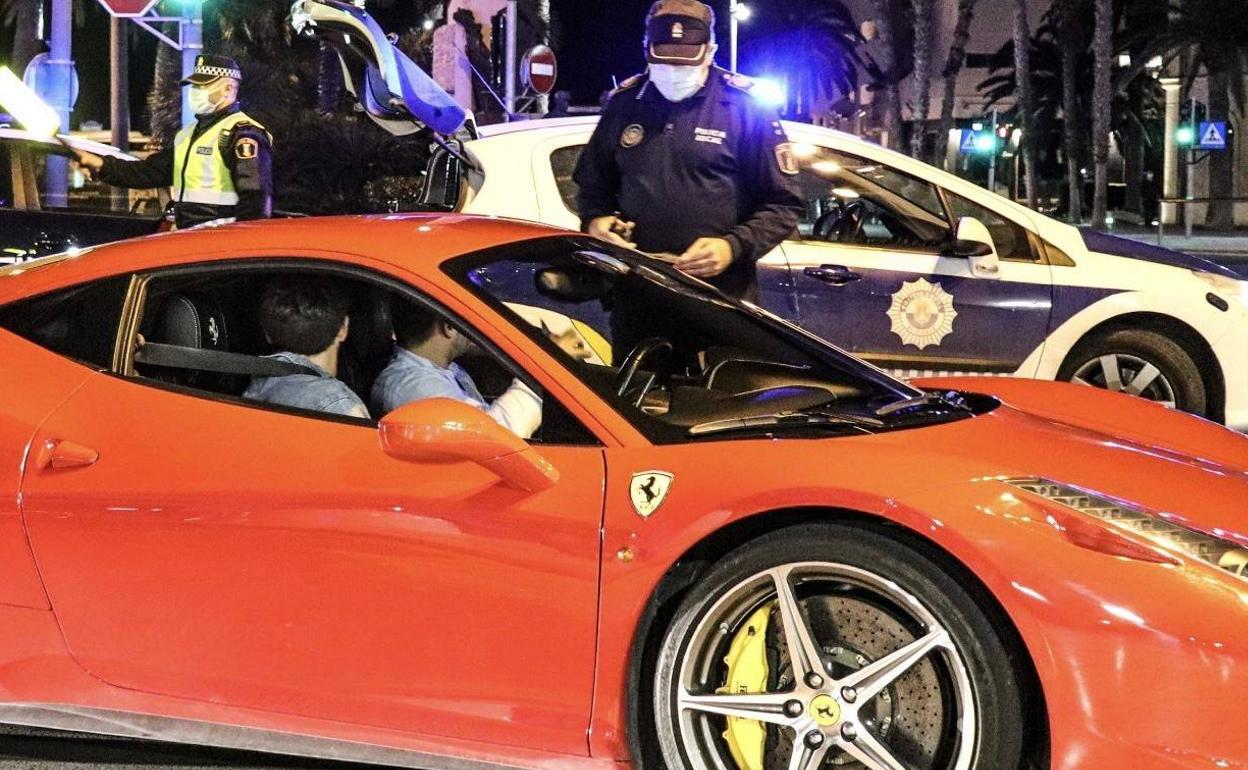 Uno de los controles de la Policía Local durante la noche del sábado en Alicante. 