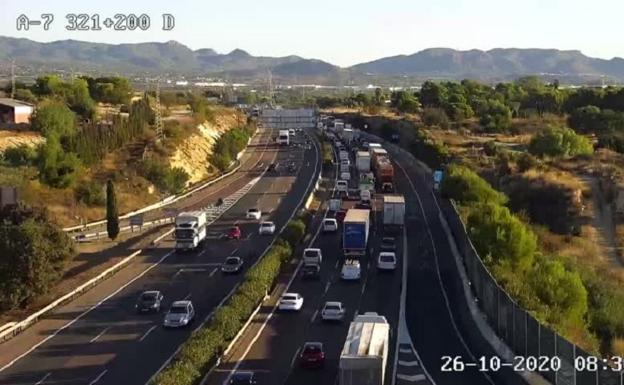 Casi tres horas con el by-pass colapsado: un accidente provoca 12 kilómetros de atascos