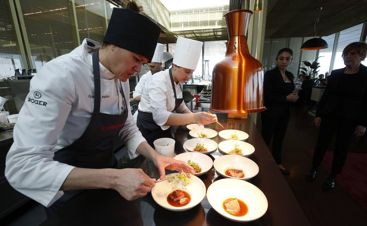 Los preparativos de un servicio de comidas de un restaurante de Valencia. 