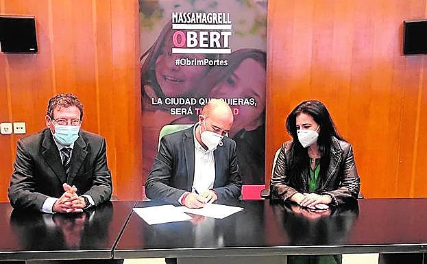 El alcalde, Paco Gómez, en la firma del convenio.