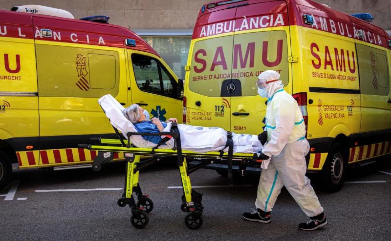 Un sanitario traslada a un paciente en Valencia. 