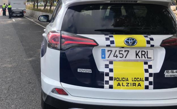 La policía de Alzira persigue a dos ladrones de coches por las azoteas de las casas