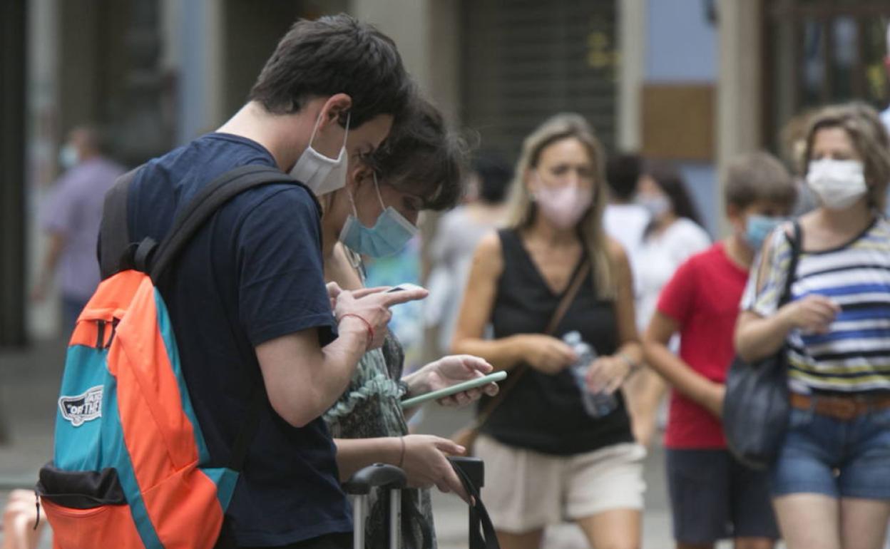 Unos turistas con maletas este verano en Valencia. 