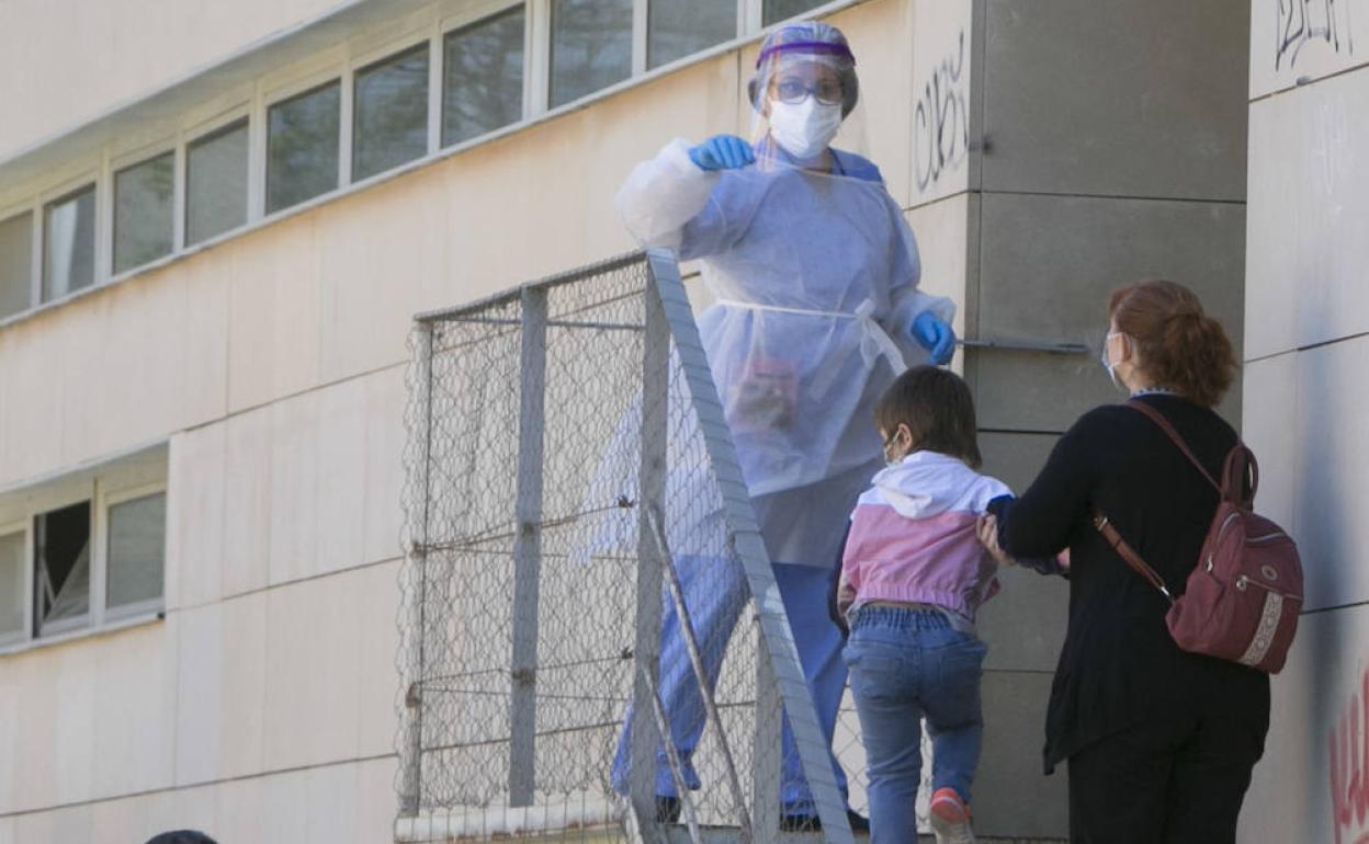 Una sanitaria, en un centro de salud de Valencia