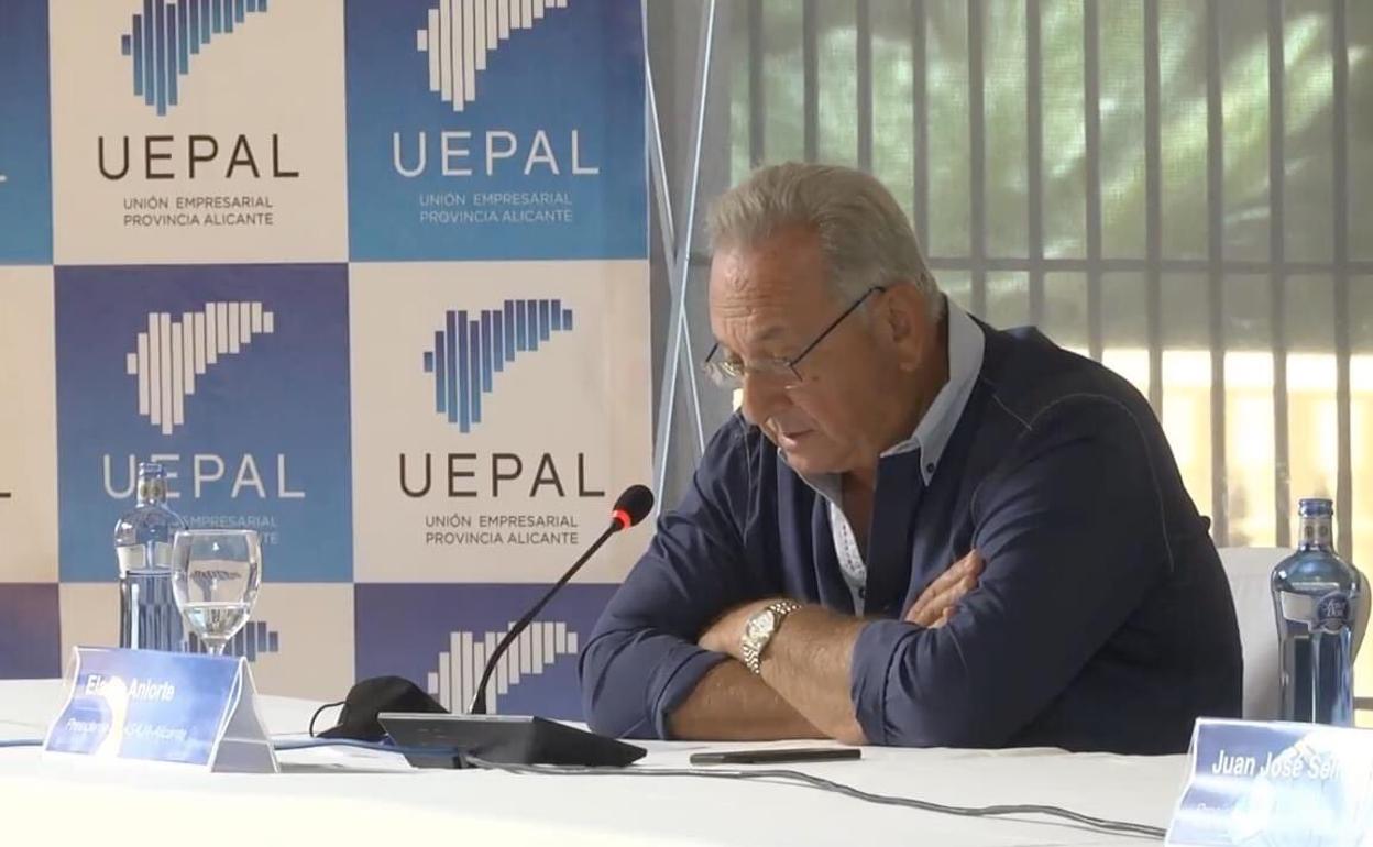 El presidente de ASAJA Alicante, Eladio Aniorte, durante una rueda de prensa. 