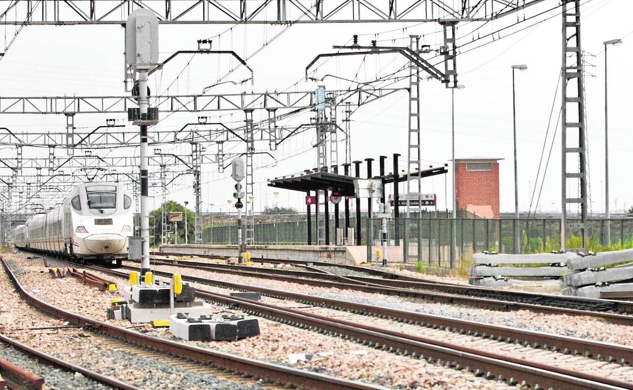 Traviesas apiladas para las obras del tercer carril en el tramo Valencia-Sagunt. 