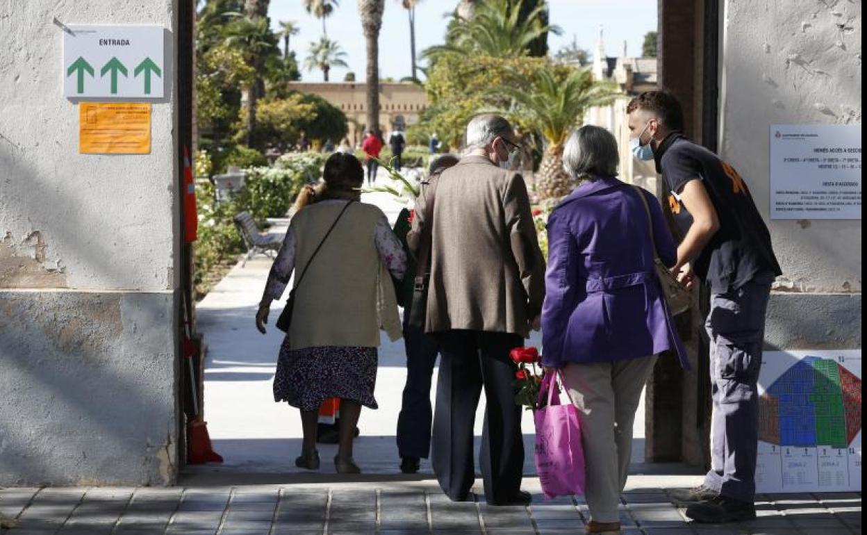 Afluencia de publico al Cementerio general en las vísperas de Todos Los Santos.