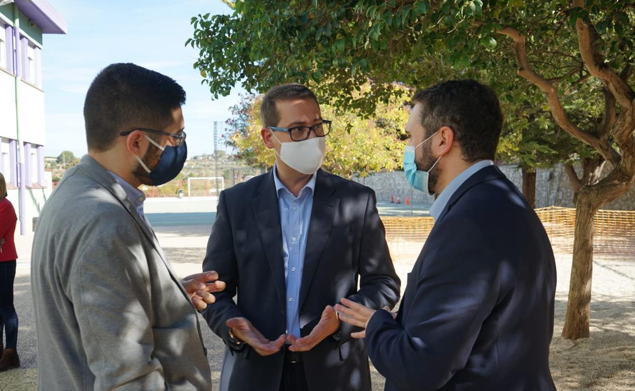 El director general de Infraestructuras Educativas, Víctor García, durante su visita a Albaida. 