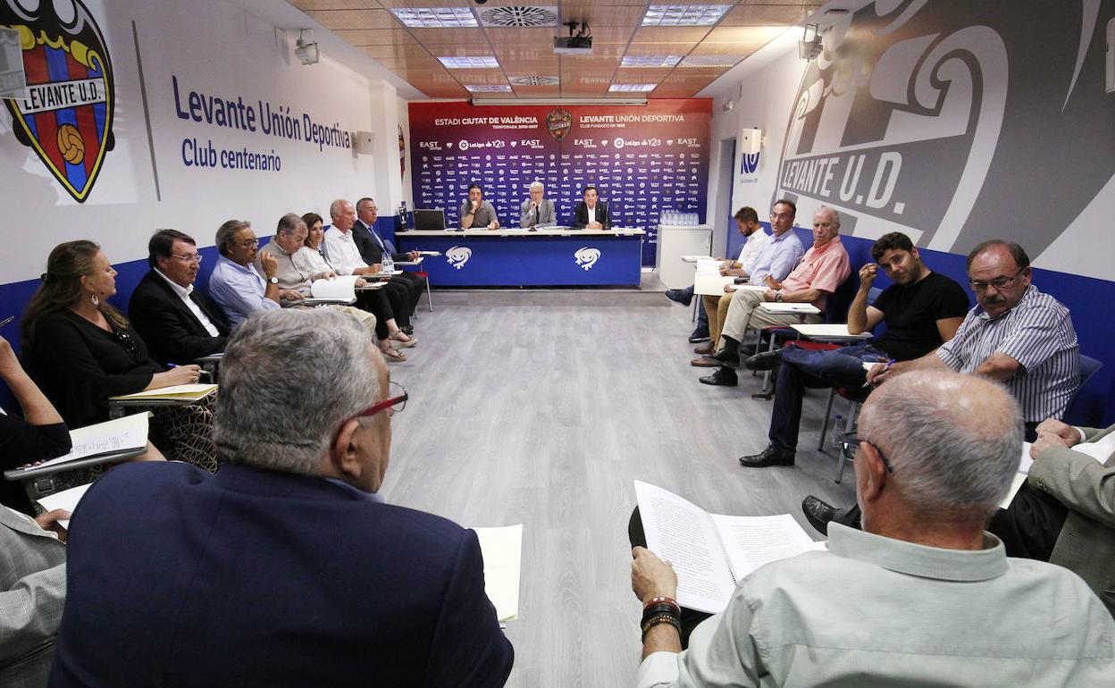 El patronato del Levante, durante una reunión en junio de 2017.