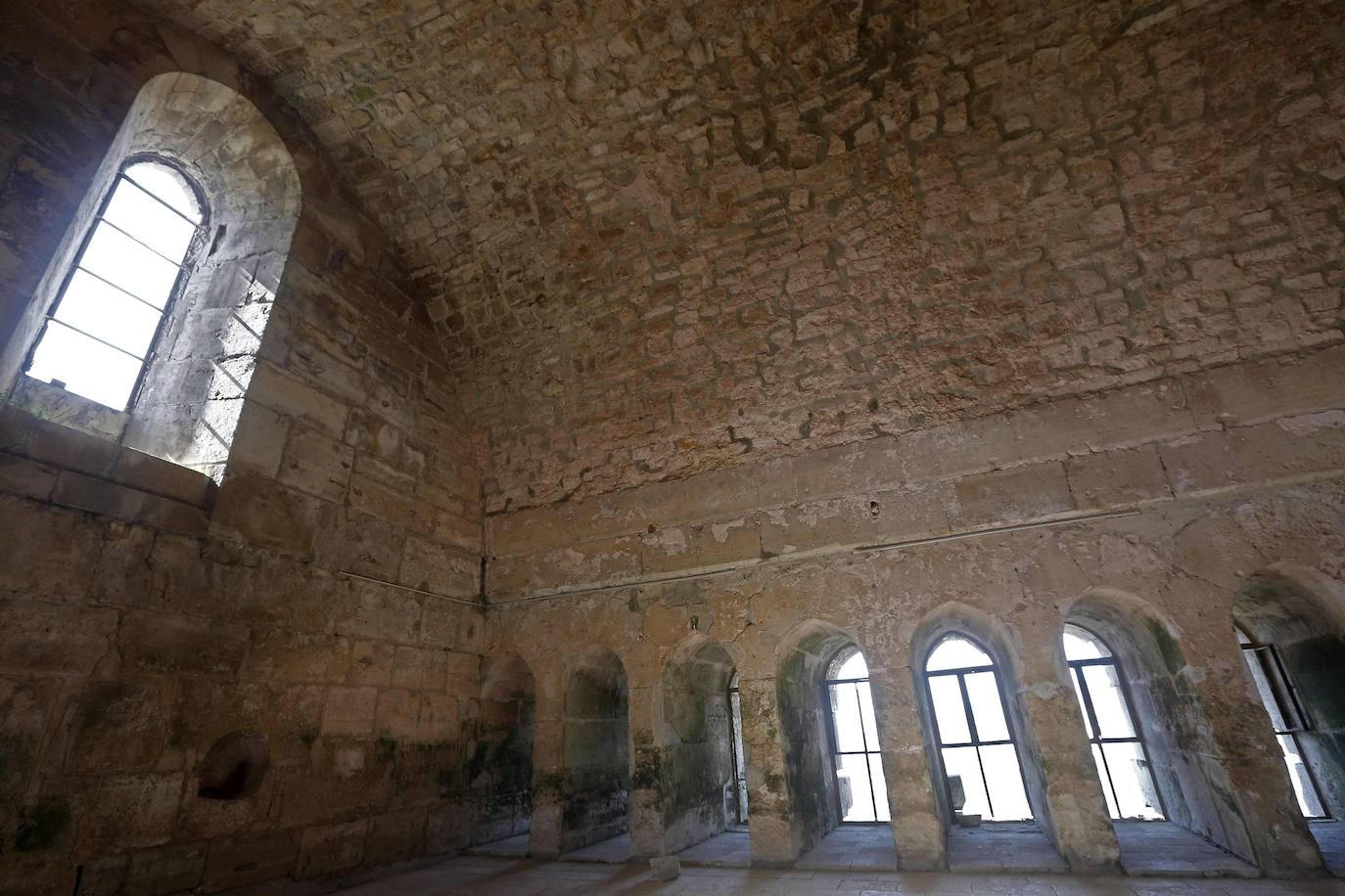 El principal material de construcción fue caliza; el recubrimiento de sillar es tan fino que el mortero apenas se nota. 