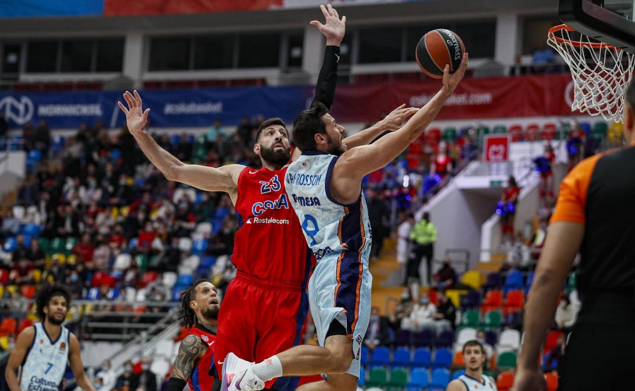 Van Rossom intenta la canasta ante Shengelia durante el partido contra el CSKA.