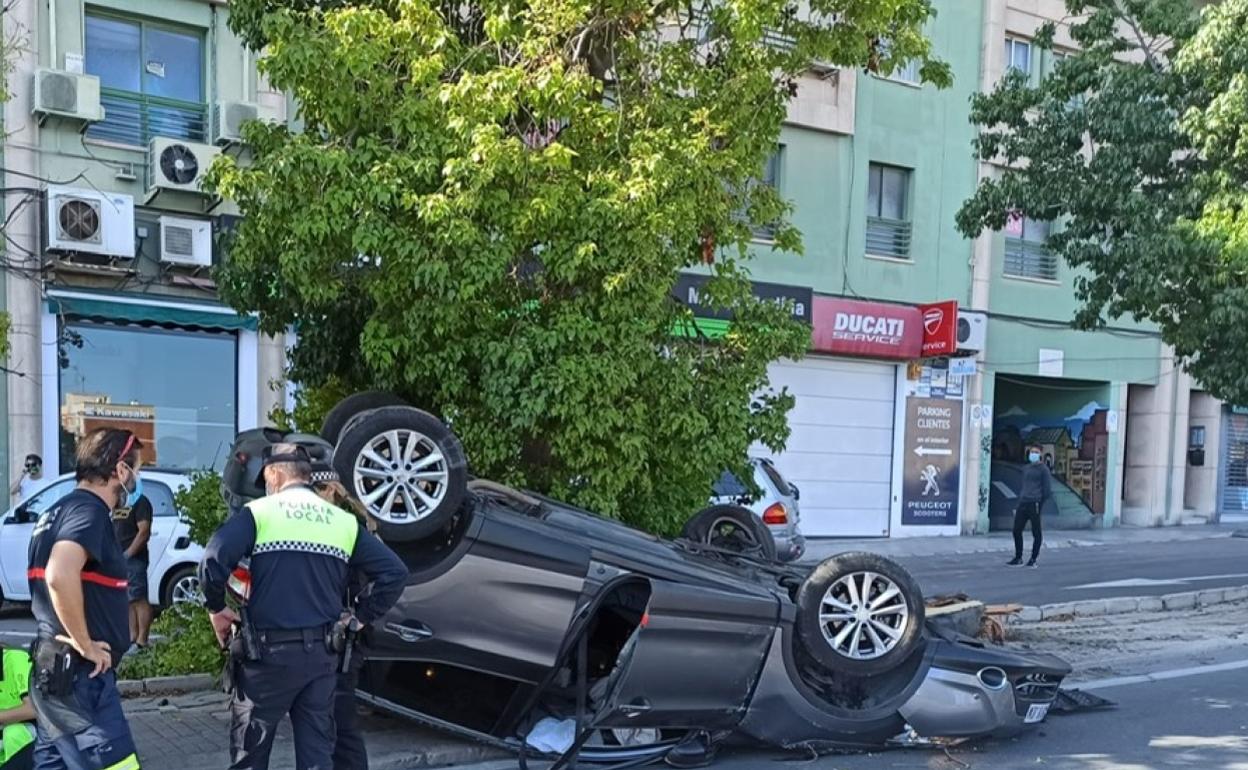 Así quedó el vehículo siniestrado tras chocar contra el árbol. 