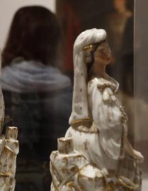 Imagen secundaria 2 - La muestra incluye pinturas, grabados, dibujos y piezas de cerámica. 