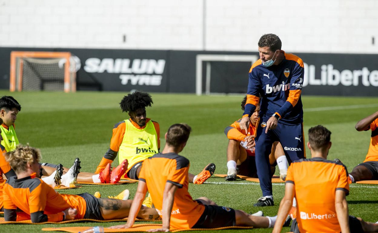 Javi Gracia, da indicaciones a sus jugadores en la sesión de ayer en la que tampoco estuvo Kondogbia. 